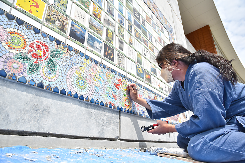 Web東海新報 アートタイル壁画 展示へ 21日からコミュニティｈで アーティストが設置作業