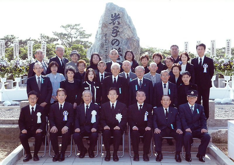 Web東海新報｜戦地で平和への願い新た 沖縄県で戦没者の慰霊巡拝 県