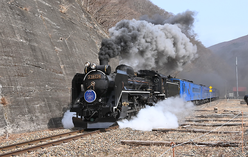 Web東海新報｜SL銀河 力強く試運転 上有住駅にも停車 25日からの今季運行に向け