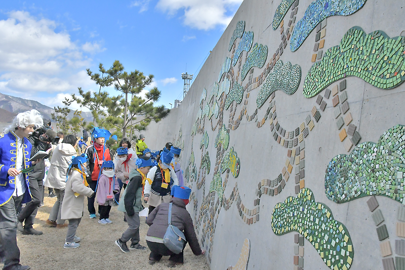 Web東海新報｜活気呼ぶタイルアート サン・アンドレス公園で展示開始